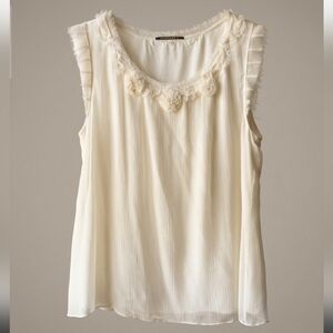 100% silk 💯 Elie Tahari $348USD new
Floral Elegant White Sleeveless Top.